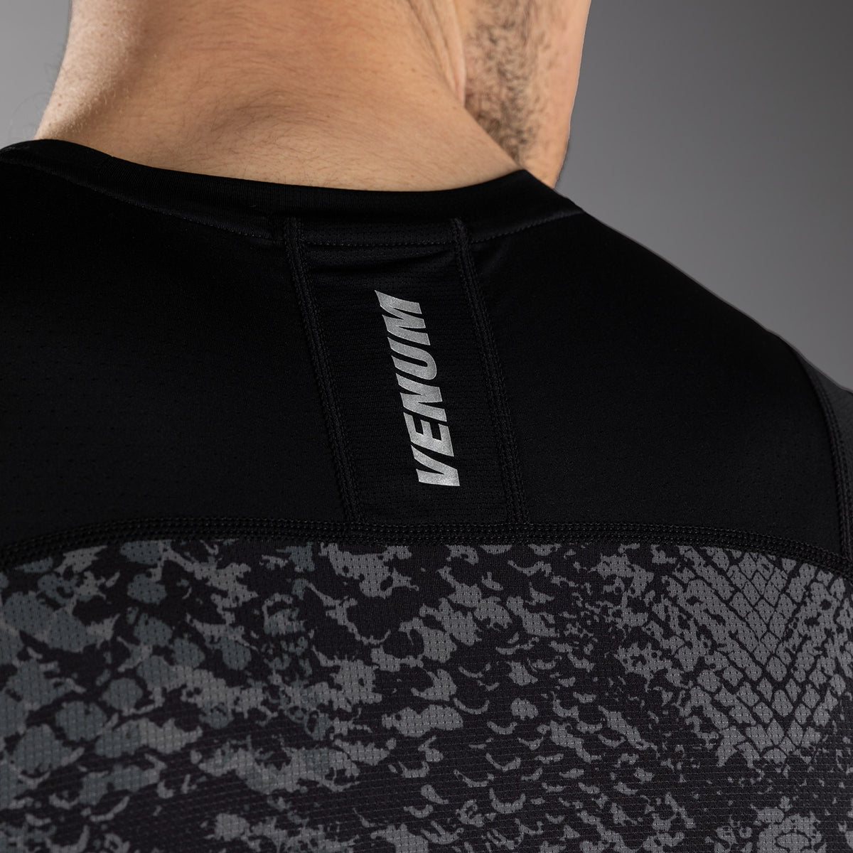 Rashguard Sans Manches Venum G-Fit Scales – Noir/Gris Charbon - product-type_T-Shirts de Compression