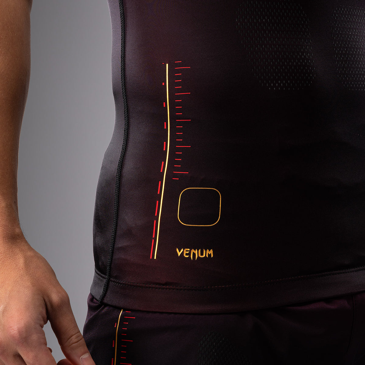 Rashguard Manches Courtes Venum Tactical XT- Noir/Bordeaux/Or - product-type_T-Shirts de Compression