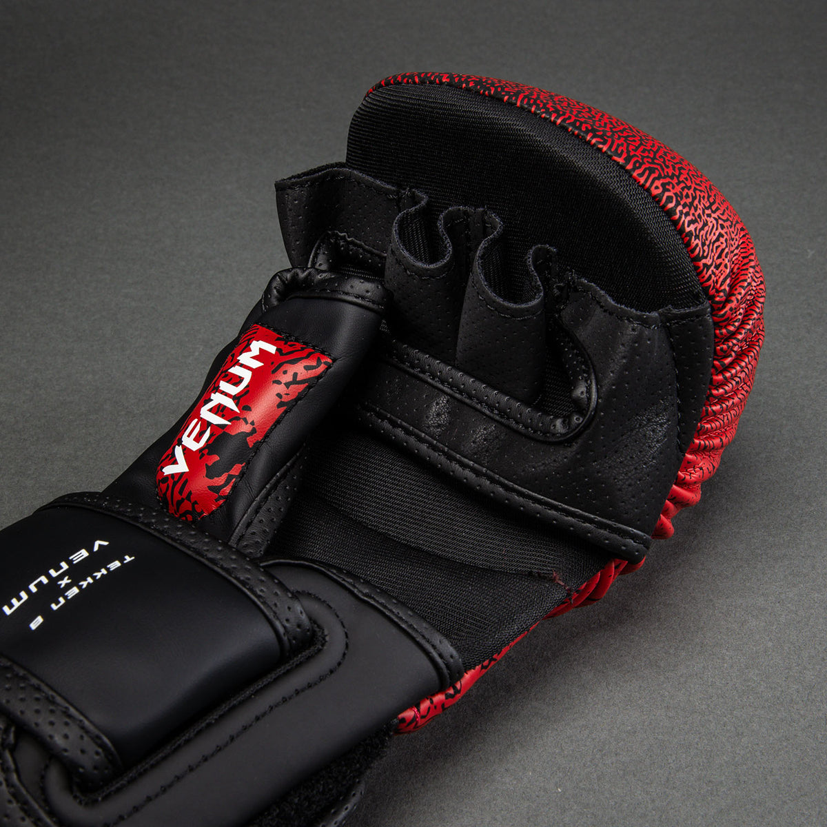 Gants de sparring MMA Kazuya Venum x TEKKEN 8 - Rouge/Noir - product-type_Gants de Sparring