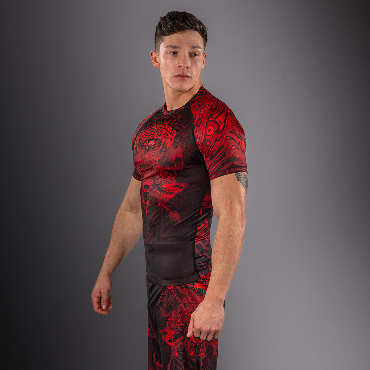 Rashguard à Manches Courtes Venum Wolf Atak – Noir/Rouge - product-type_T-Shirts de Compression