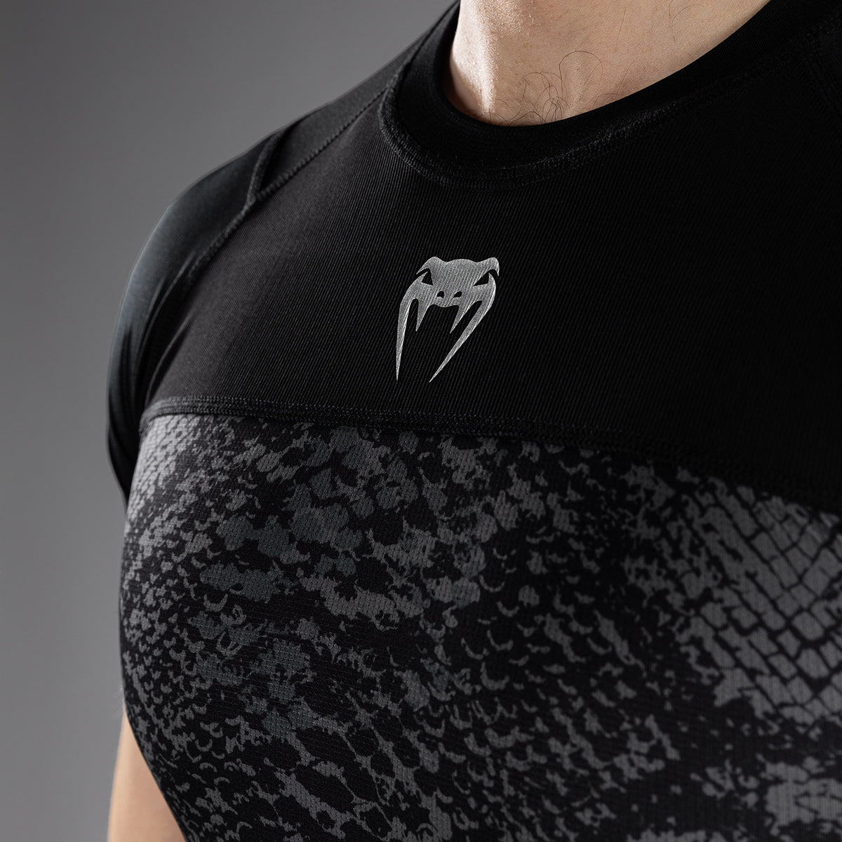 Rashguard à Manches Courtes Venum G-Fit Scales – Noir/Gris Charbon - product-type_T-Shirts de Compression