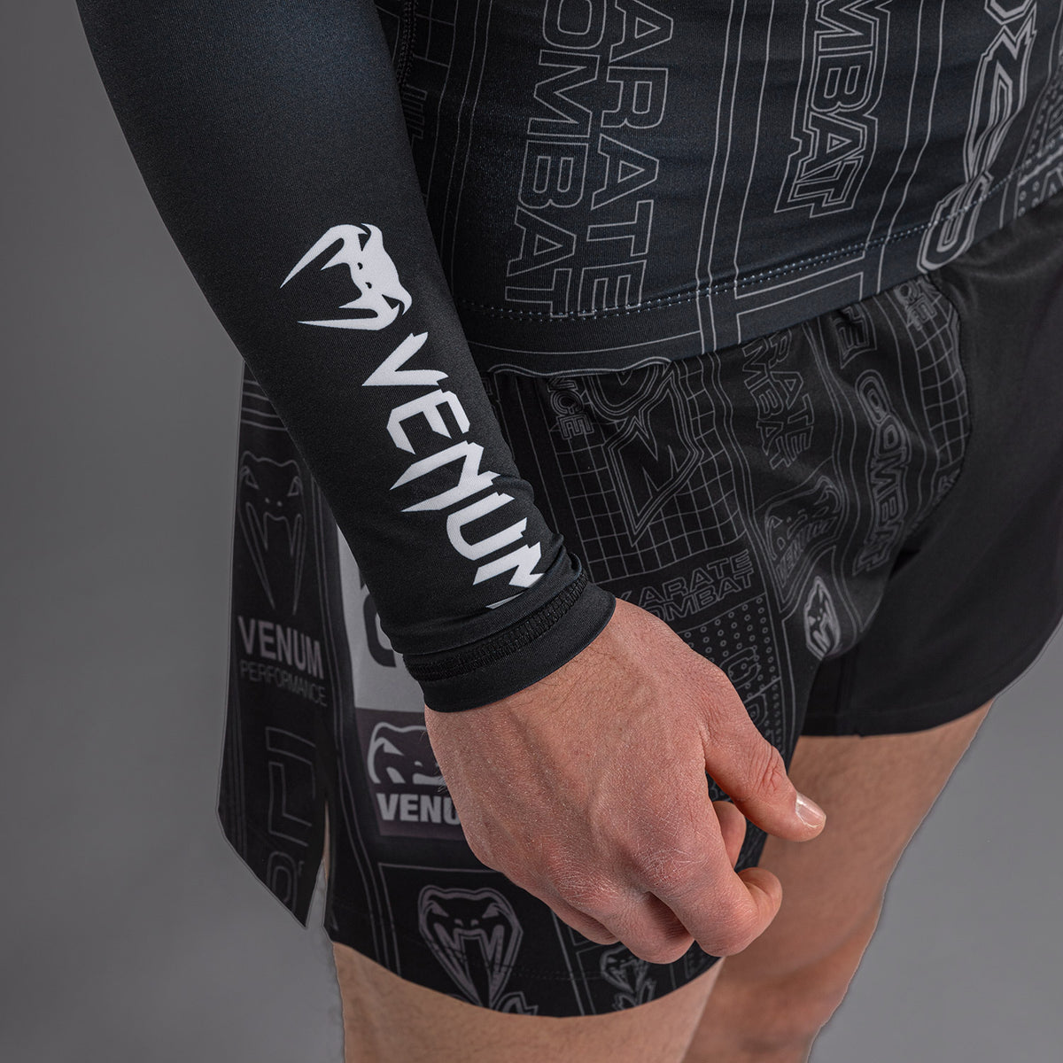 Rashguard à Manches Longues Karate Combat by Venum – Noir/Gris - product-type_T-Shirts de Compression