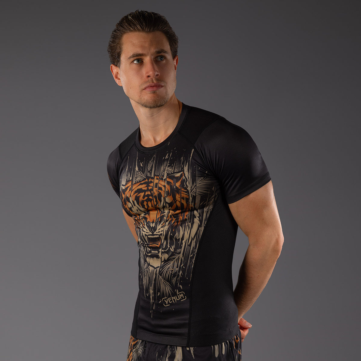 Rashguard à Manches Courtes Venum Tiger pour Hommes - Noir/Orange Néon - product-type_T-Shirts de Compression